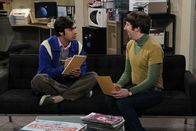 The Big Bang Theory – Raj (Kunal Nayyar, l.) bereitet sich auf eine Nacht in seinem Labor vor. Von dort aus steuert er ein hawaiianisches Teleskop, mit dem er Exo-Planeten beobachten will. Howard (Simon Helberg, r.) leistet ihm Gesellschaft dabei ...
