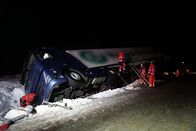 Ice Road Rescue - Extremrettung in Norwegen – Ein Lkw auf dem Weg nach Tromsoe stößt auf Eis, wo der Pflugwagen noch keinen Sand gestreut hatte, und rutscht in den Graben. (National Geographic/Gullhaugveien)