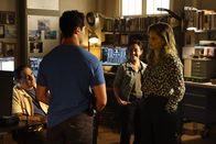 Navy CIS: Hawaii – (v.l.n.r.) Ernie Malik (Jason Antoon); Kai Holman (Alex Tarrant); Lucy Tara (Yasmine Al-Bustami); Jane Tennant (Vanessa Lachey)