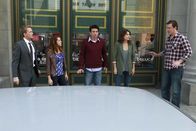 How I Met Your Mother – Jeder gegen jeden: Ted (Josh Radnor, M.), Marshall (Jason Segel, r.), Barney (Neil Patrick Harris, l.), Lily (Alyson Hannigan, 2.v.l.) und Robin (Cobie Smulders, 2.v.r.) ...