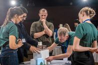 Die Beschwerde – Mona (Emma Sehested Høeg, re.) ist mit ihren Kollegen bei einem Teambuilding-Wochenende, als die Personalabteilung sie über eine anonyme Beschwerde wegen „unangemessenen Verhaltens am Arbeitsplatz“ informiert.