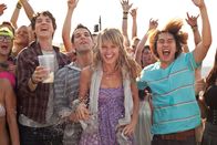 21 & Over – Haben mit Nicole (Sarah Wright, 2.v.r.) einen Haufen Spaß: Jeff (Justin Chon, r.), Casey (Skylar Astin, 3.v.r.) und Miller (Miles Teller, 4.v.r.) ...