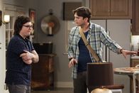 Two and a Half Men – Barry (Clark Duke, l.) hat sich bei Walden (Ashton Kutcher, r.) häuslich niedergelassen, allerdings nicht, um wie angekündigt an einem neuen Projekt zu arbeiten, sondern um mit Waldens Buddies abzuhängen. Allmählich hat Walden die Nase voll davon ...