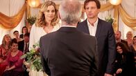 Der Lehrer – Stefan Vollmer (Hendrik Duryn) und Karin Noske (Jessica Ginkel) stehen vor dem Traualtar - sagen beiden 'Ja!'?