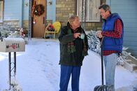 The Middle – Tag (Jerry Van Dyke, l.) will Mike (Neil Flynn, r.) unbedingt überreden, an der Familientradition teilzunehmen und beim Weihnachtssketch mitzumachen ...