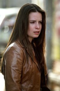 Charmed - Zauberhafte Hexen – Piper (Holly Marie Combs) bleibt hart: Solange sich Phoebe nicht von Cole trennt, haben sie nichts mehr miteinander zu schaffen.