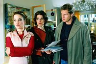 Mit Herz und Handschellen – Mona Seidler (Muriel Baumeister, l.) wird seit Monaten von einem fanatischen Verehrer belästigt. Nina (Elena Uhlig, M.) und Leo (Henning Baum, r.)