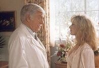 Diagnose: Mord – Pamela (Morgan Fairchild, r.), die berühmte Schauspielerin, will sich in der Klinik ihres alten Freundes Dr. Mark Sloan (Dick Van Dyke, l.) liften lassen.
