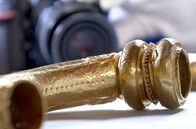 Gold: Mythos und Realität – Archäologin Barbara Armbruster untersucht den goldenen Torque von Mailly-Le-Camp.
