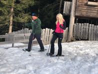 Harrys schönste Zeit – Melissa Naschenweng und Harry Prünster begeben sich auf eine Schneeschuhwanderung rund um die Unterwirtshütte.