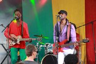 Death in Paradise – Billy Springer (Levi Roots, l.) und Leon Laroche (Clint Dyer, r.) geben ihr letztes Konzert.