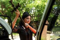 SOKO Stuttgart – Hasserfüllt schnappt sich Yasmin Fleck (Carolyn Genzkow) ein Kreuz und will auf den Einsatzwagen einschlagen.