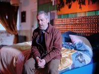 Suspect – Erschüttert sitzt Danny (James Nesbitt) auf dem Bett seiner toten Tochter.