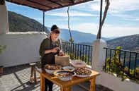 Zu Tisch ... – Die Region Alpujarra bietet ideale Bedingungen für den Mandelanbau: Yolanda Godoy verarbeitet sie zum Beispiel zu einer Mandelsuppe.