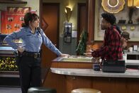 Superior Donuts – Ein Streit zwischen Arthur und Franco (Jermaine Fowler, r.) sorgt für Unmut im Laden. Kann Randy (Katey Sagal, l.) den jungen, kreativen Franco ein paar Tipps geben, damit er mit dem erfahrenen Arthur besser zurechtkommt?