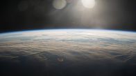 Spacetime – Die Eroberung des erdnahen Weltraums hatte schon immer auch eine große politische und militärische Bedeutung. Bereits mit den ersten Satelliten wurden Gegner ausspioniert und überwacht. Heute sind moderne Armeen längst auf die Daten aus dem All angewiesen. Militärische Kommunikation, Navigation, Aufklärung und Zielerfassung sind abhängig von den Satelliten im Erdorbit.
