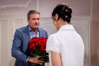 Sturm der Liebe – Christoph (Dieter Bach, l.) bedankt sich bei Sophia (Krista Birkner, r.) für ihren Einsatz.