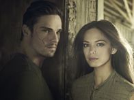 Beauty and the Beast – (1. Staffel) - Bei der Aufklärung eines neuen Falles stößt Catherine Chandler (Kristin Kreuk, r.) auf den totgeglaubten Soldaten und Mediziner Vincent Keller (Jay Ryan, l.), der ein ganz besonderes Geheimnis mit sich trägt ...