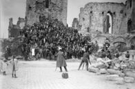 Narben des Krieges – Ein Foto vor den Trümmern: Schulkinder besuchen französische Ruinenstädte, um die Schrecken des Ersten Weltkrieges aus nächster Nähe zu betrachten.