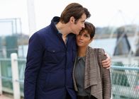 Extant – Mit viel Glück sind Molly (Halle Berry, r.) und ihr Mann John (Goran Visnjic, l.) entkommen. Jetzt suchen sie Unterschlupf bei Mollys Vater Quinn, der auf einer Insel lebt ...