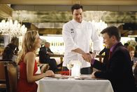 Castle – Richard Castle (Nathan Fillion, r.) begleitet die hübsche Madison Queller (Julie Gonzalo, l.) in das Lokal des angesagten Star-Kochs Rocco DiSpirito (Rocco DiSpirito, M.).