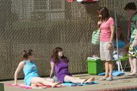 The Middle – Obwohl ihr Frankie (Patricia Heaton, r.) einen netten Badeanzug gekauft hat, will Sue (Eden Sher, l.) sich nicht damit blicken lassen und zeigt ihn nicht einmal ihrer Freundin Carly (Blaine Saunders, M.) ...