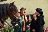Um Himmels Willen – Waldarbeiter Richard Neulinger (Johann Schuler, l.) erklärt Schwester Felicitas (Karin Gregorek, 2.v.r.) und Schwester Hanna (Janina Hartwig, r.), dass er die Stallmiete für sein Pferd Leopold nicht mehr aufbringen kann.
