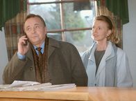 In aller Freundschaft – MDR Fernsehen IN ALLER FREUNDSCHAFT FOLGE 66, "Der Chef" Uhr. Prof. Simoni (Dieter Bellmann, li.) und Oberschwester Ingrid (Jutta Kammann, re.) sind in den Urlaub gefahren. Telefonisch erkundigt sich der Professor, ob in der Sachsenklinik alles bestens ist.