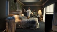 Stardust Hotel – Lino Lovetoy (Leo Brucklacher) ist bereit, jeden Wunsch zu erfüllen, auch so seltsame wie Nias (Vanessa Loibl) …