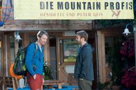 Der Bergdoktor – Hans (Heiko Ruprecht, l.) bekommt von Peter Geis (Matthias Ziesing, r.), dem Chef der "Mountain Profis", ein verlockendes Angebot.