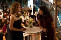 Suits – Dana Scott (Abigail Spencer, r.) geht ein hohes Risiko ein, um Harvey zurückzugewinnen – das bleibt auch Donna (Sarah Rafferty, l.) nicht verborgen.