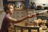 Desperate Housewives – Während Mike misstrauisch wird, da Susan und Carlos ungewöhnlich viel Zeit miteinander verbringen, hat Lynette (Felicity Huffman) ein ungutes Gefühl gegenüber dem Verlobten ihrer Schwester Lydia ...