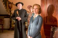 Father Brown – Hat Raleighs Sekretärin Valerie (Geraldine Alexander, r.) etwas mit den mysteriösen Todesfällen von Raleighs Ehefrauen zu tun? Father Brown (Mark Williams, l.) ermittelt.