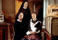 Um Himmels Willen – Die verärgerte Mutter Oberin (Rosel Zech, Mi.) hat angeordnet, dass die Schwestern das Koster verlassen müssen. Felicitas (Karin Gregorek, l.) und Agnes (Emanuela von Frankenberg, r.) sind am Boden zerstört.