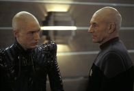 Star Trek: Nemesis – Die Crew der Enterprise entdeckt auf einem verlassenen Planeten einen Androiden aus der Baureihe von Data. Kurz darauf wird die Enterprise zu den Romulanern geschickt, wo Picard (Patrick Stewart, r.) mit Shinzon (Tom Hardy, l.), der dort jetzt Herrscher ist, in Friedensverhandlungen treten soll ...