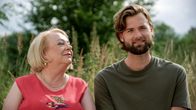 Rote Rosen – Simon (Thore Lüthje, r.) trägt dazu bei, dass sich Gisela (Martina Eitner-Acheampong, l.) und ihre Tochter wieder näherkommen.