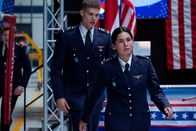 High-Flyers – Leyla Demir (Sinem Kavus) ist wütend auf Rutger de Man (Josha Stradowski). Er hat ihr seine Geschichte nicht anvertraut. Gekränkt läuft sie von ihm davon.