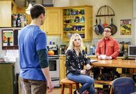 The Big Bang Theory – Sheldon (Jim Parsons, l.) stellt die Geduld von Penny (Kaley Cuoco, M.) und Leonard (Johnny Galecki, r.) gewaltig auf die Probe, als er als Untermieter sein altes Zimmer zu seinem Büro umfunktionieren will ...