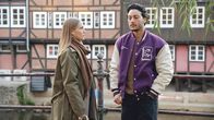 Rote Rosen – Bella (Alessia Mozzala) versucht verzweifelt, Elyas (Mehmet Daloğlu) ihre Beweggründe zu erklären. Doch er blockt ab – eine Versöhnung scheint ausgeschlossen.