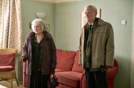 Mum – Maureen (Marlene Sidaway) und Reg (Karl Johnson) müssen ihren Sohn beerdigen. Nicht wortwörtlich, wie sie Kelly klarmachen müssen.