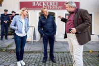 Die Rosenheim-Cops – Die Kommissare Winter (Vanessa Eckart, l.) und Stadler (Dieter Fischer, r.) ermitteln im Fall des ermordeten Bäckermeisters Schober. Polizeihauptmeister Mohr (Max Müller, M.) bringt sie auf den aktuellen Kenntnisstand.