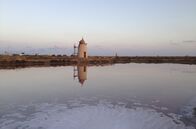 Frühmorgens – Früher prägten Windmühlen die Salinen von Trapani.