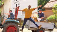 Yared kommt rum – Yared macht Späßchen auf dem Bratwurst-Trecker in Lonau.