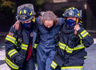 9-1-1 Notruf L.A. – (v.li.) Oliver Stark (Evan 'Buck' Buckley), Darin Heames (Stan), Kenneth Choi (Howie 'Chimney' Han). Foto: ORF/PRO7/
