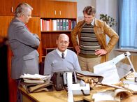 Polizeiruf 110 – V.l.n.r.: Oberleutnant Peter Fuchs (Peter Borgelt), Artuhr Hopfer (Rolf Hoppe), Leutnant Büttner (Helmuth Schellhardt).
