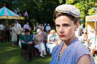 Father Brown – Die Gattin des Bürgermeisters, Eleanor Knight (Louise Brealey), macht sich durch einen Fund in ihrer Handtasche verdächtig.