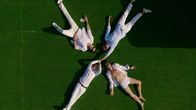 Exit – Nach vielen rauschhaften Drogen- und Sexexzessen entspannen die vier Freunde Adam (Simon J. Berger, unten rechts), Henrik (Tobias Santelmann, oben rechts), Jeppe (Jon Øigarden, unten links) und William (Pål Sverre Hagen, oben links) auf einer Dachterrasse und führen tiefgründige Gespräche.