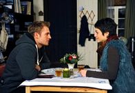 Rote Rosen – ARD ROTE ROSEN FOLGE 1458 Uhr im ERSTEN. Robin (Niklas Osterloh, l.) ist voller Hoffnung, dass er sich mit seiner Familie aussöhnen kann und feiert dieses Glücksgefühl mit Ariane (Alexandra Horn. r.).
