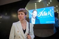 Großstadtrevier – Dass das Konzert ihres Mannes Mick in der Elphi kurzfristig abgesagt werden muss, ist für seine Frau und Managerin Loki (Katja Danowski) eine Katastrophe.