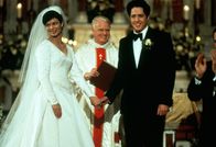 Mickey Blue Eyes – Noch glaubt Michael Felgate (Hugh Grant, r.) mit Gina Vitale (Jeanne Tripplehorn, l.) die perfekte Frau und eine wundervolle Familie gefunden zu haben ...